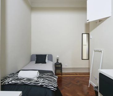 Room in a shared 9-bedroom apartment for rent in Lisbon. - Foto 6