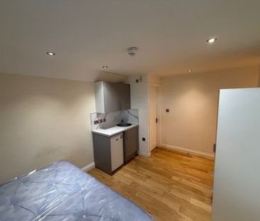 Studio Flat, Avington Grove, SE20 - Photo 2