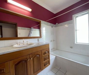 Large & airy open plan - Photo 6