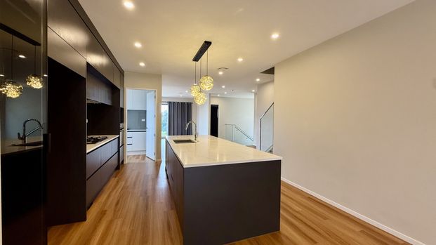 Large and luxurious in Flat bush - Photo 1