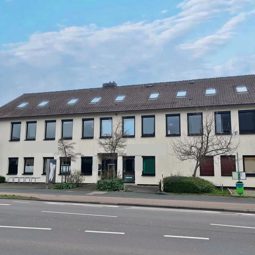 Klimatisierte, lichtdurchflutete 3-Zimmer-Dachgeschosswohnung mit Einbauküche - Foto 1