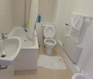 1 bedroom in a house share to rent - Photo 3