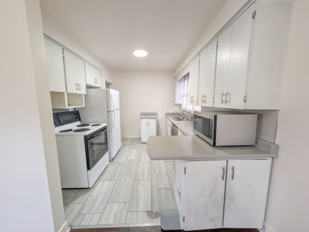 49 Water St, Thorold - 3 Bedroom Fully Detached House - Photo 2