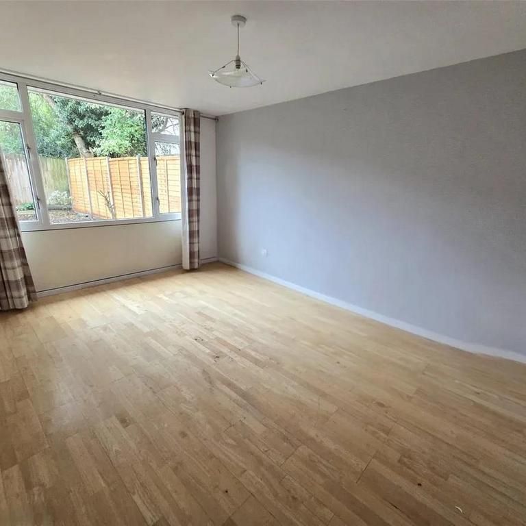 4 bedroom end of terrace house to rent - Photo 1