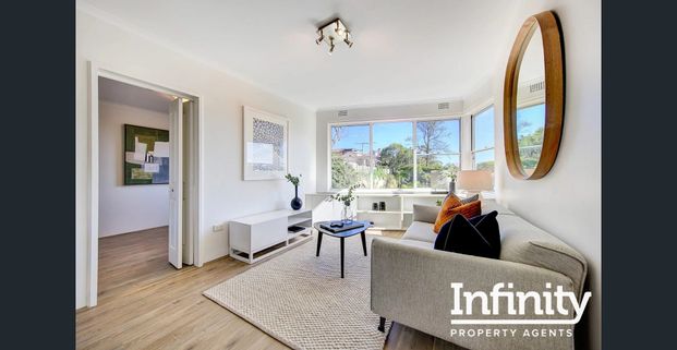 Bright & Modern Apartment Footsteps from Mosman Village Available for rent! - Photo 1
