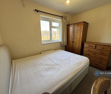 1 bedroom in a house share to rent - Photo 2