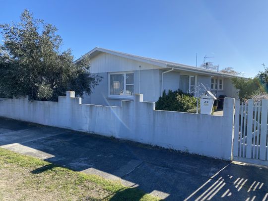 Three Bedroom Redwoodtown Home - Photo 1