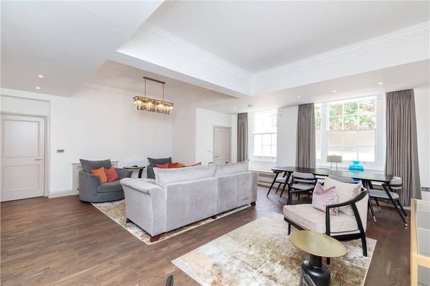 A stunning four bedroom apartment located in one of Marylebone's most popular red brick mansion blocks benefiting from a lift and 24 hour uniformed porters and impressive lobby. - Photo 1