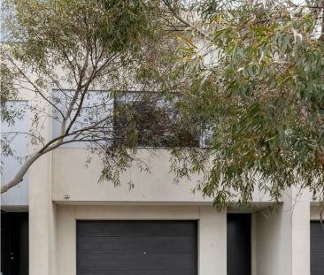 “Modern 3-Bedroom Townhouse in a Sought-After Craigieburn Location” - Photo 1