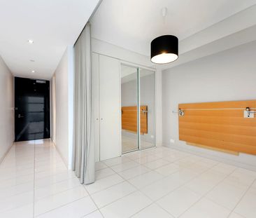 Unfurnished one bedroom suite available in Lumiere Residences. - Photo 4