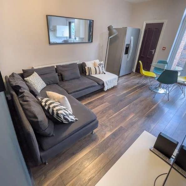 Esher Road, L6 - Photo 1