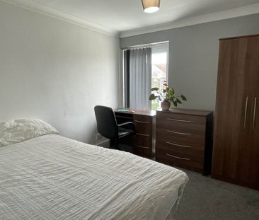 5 bed house to rent in De Breos Street, DE BREOS STREET, SA2 - Photo 2