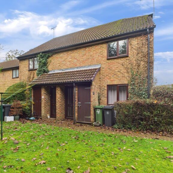 Burdock Close, Lightwater, Surrey, GU18 - Photo 1