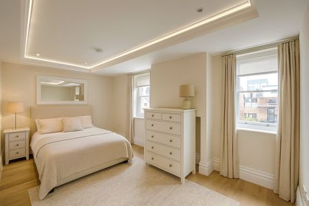 Cathedral-yard, Exeter - Photo 2