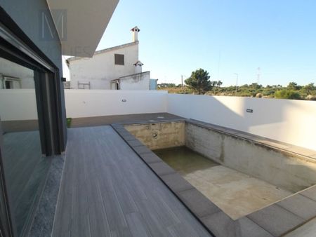 3 bedroom luxury House for rent in Quinta Valadares, Seixal, Distrito de Setúbal - Photo 2