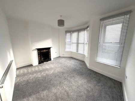 A Newly modernised Three-Bedroom Terraced home - Photo 5