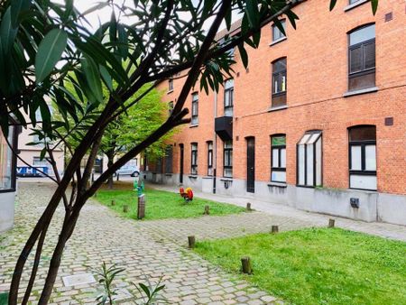 Gerenoveerde en gemeubelde woning op woonerf nabij Vrijdagsmarkt! JAARCONTRACT - Photo 3