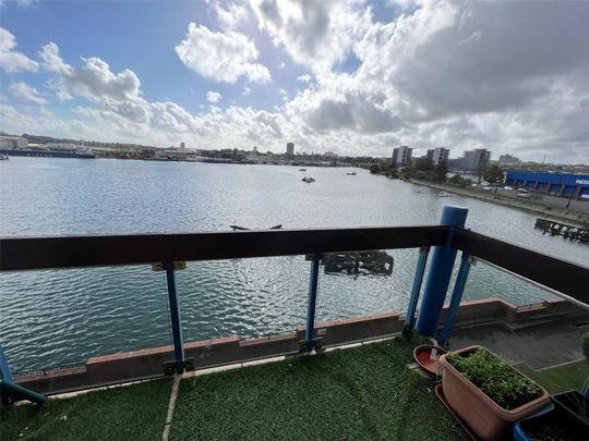 2 Bedroom Flat / Apartment - Quayside Road, Southampton - Photo 1