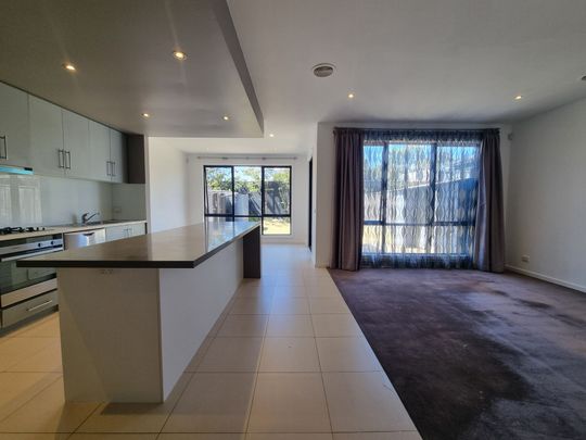 3 Bedroom Townhouse Walk to Westall Station - Photo 1