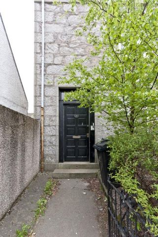 3 bedroom flat to rent - Photo 4