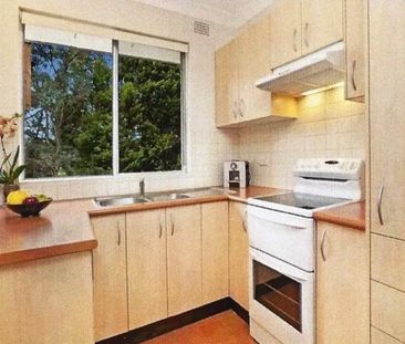Tidy 2 bedroom Apartment Overlooking Fontenoy Park - Photo 4