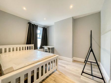 5 Bed Terraced House, Milton Road, SO15 - Photo 3