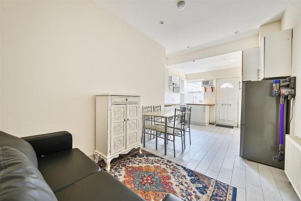 3 bedroom flat to rent - Photo 1