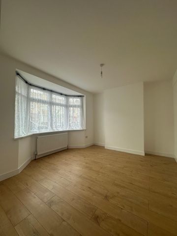 4 Bed Terraced House, Caulfield Road, E6 - Photo 2