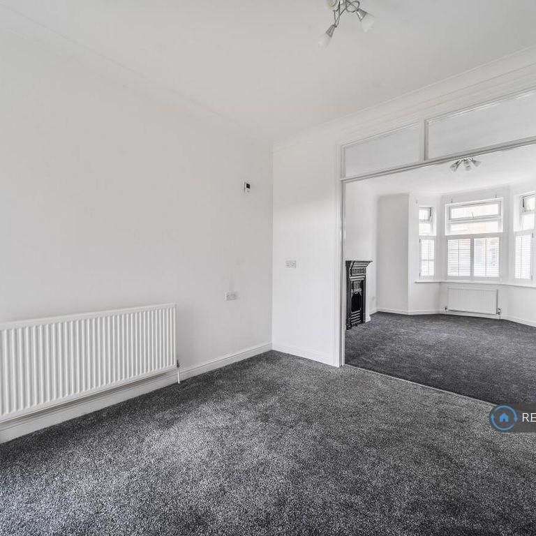 4 bedroom semi-detached house to rent - Photo 1