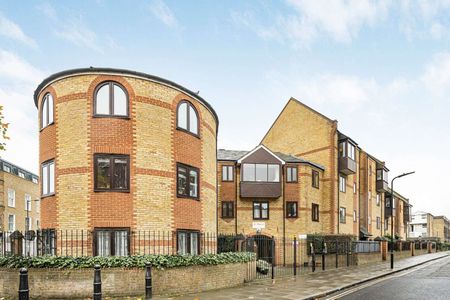 One bedroom mezzanine apartment with off street parking and communal gardens. - Photo 4