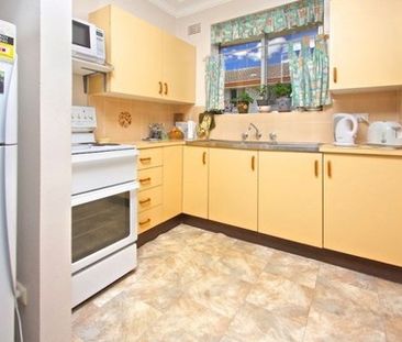 Neat & Tidy Two Bedroom Unit - Photo 3