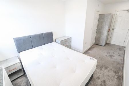 1 bedroom in a house share to rent - Photo 2