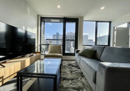 Stylish One Bedroom, One Bathroom Apartment with Balcony - Photo 4