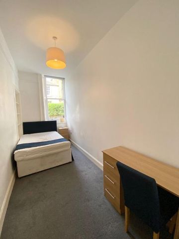 4 bedroom flat to rent - Photo 4