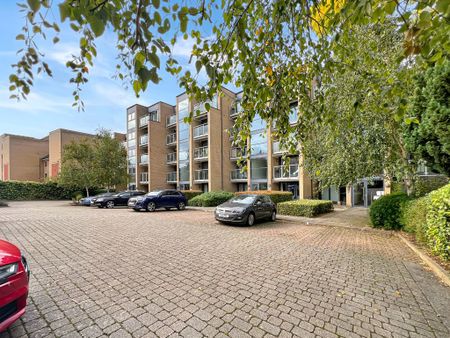 A wonderfully light and beautifully presented two bedroom, two bathroom duplex apartment with secure gated parking and stunning views over the River Cam. - Photo 4