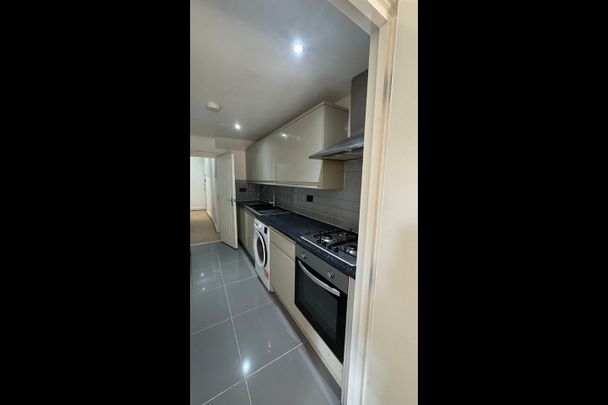2 Bed Flat, Farren Road, SE23 - Photo 1
