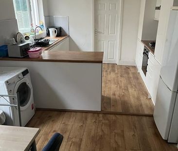 Room in a Shared House, Atherley Road, SO15 - Photo 3