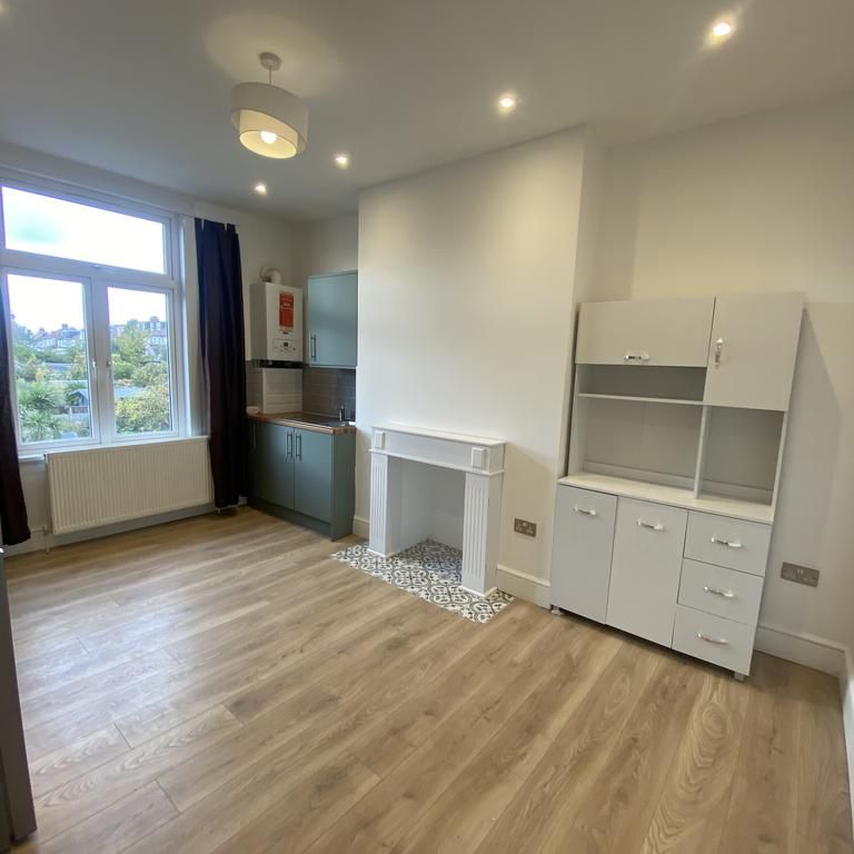 3 bedroom flat to rent - Photo 1