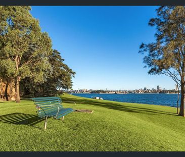 CHARACTER-FILLED LARGE APARTMENT IN QUIET BLOCK WITH VIEWS - Photo 2