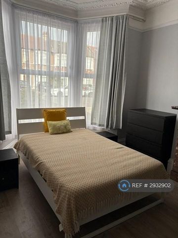 1 bedroom in a house share to rent - Photo 4