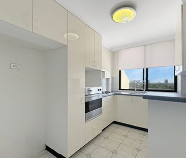 Modern 2-Bedroom Sub-Penthouse with Panoramic 180° Views - Photo 5