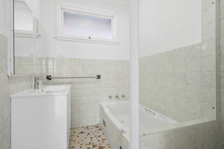 Renovated 2-Bedroom Villa in Boutique Complex - Photo 4