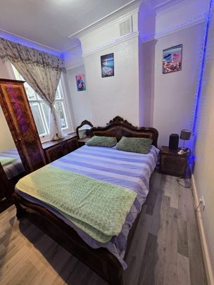 Room in a Shared Flat, Oxenford Street, SE15 - Photo 1