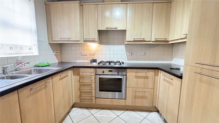 Glenwood Court, Farnborough, GU14 - Photo 5