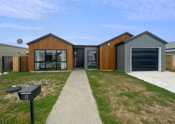 Modern home in Paraparaumu - Photo 1