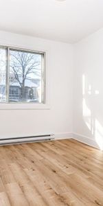 BEAU 4 1/2 AVEC ELECTROS, COUR ARRIÈRE ET STATIONNEMENT - Photo 3