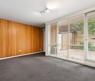 Ground floor apartment with a large landscaped courtyard - Photo 5