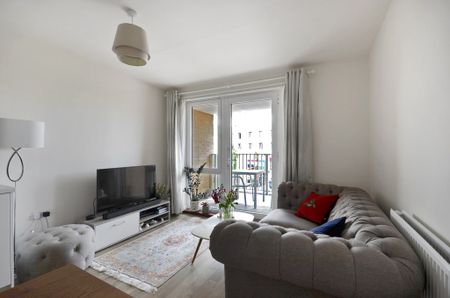 Contemporary two bedroom flat set on the second floor of Berwick Place in Trumpington Meadows a highly sought-after development in Cambridge, CB2. - Photo 2