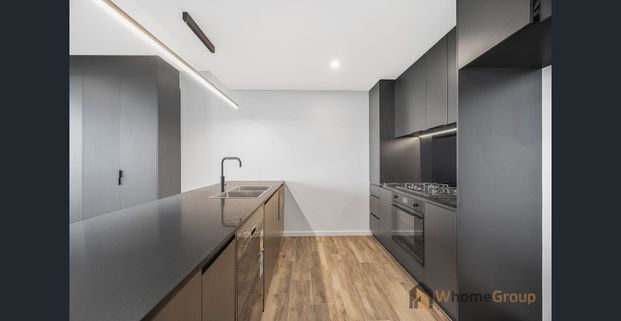 Brand New and Spacious Waterfront 3-Bedroom Apartments with unrestricted views – top levels - Photo 1