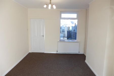 3 Bedroom House to Rent in Ealing Terrace, Rushden, Northants, NN10 - Photo 2